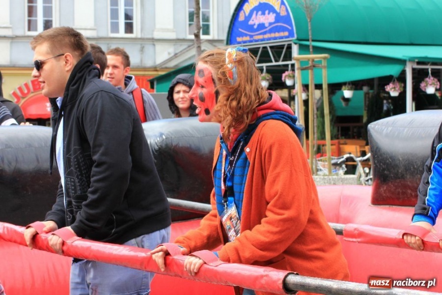 Zdjęcie w galerii na portalu naszraciborz.pl: Happening i żywe piłkarzyki na rynku wiadomości z regionu