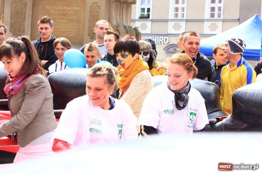 Zdjęcie w galerii na portalu naszraciborz.pl: Happening i żywe piłkarzyki na rynku wiadomości z regionu