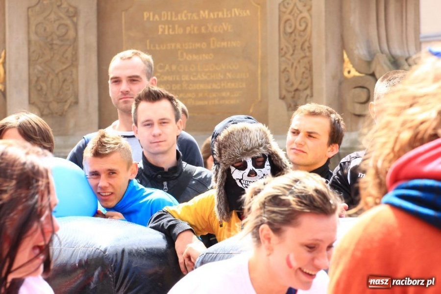 Zdjęcie w galerii na portalu naszraciborz.pl: Happening i żywe piłkarzyki na rynku wiadomości z regionu