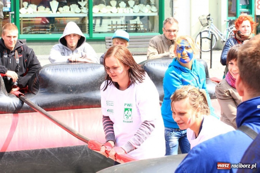 Zdjęcie w galerii na portalu naszraciborz.pl: Happening i żywe piłkarzyki na rynku wiadomości z regionu