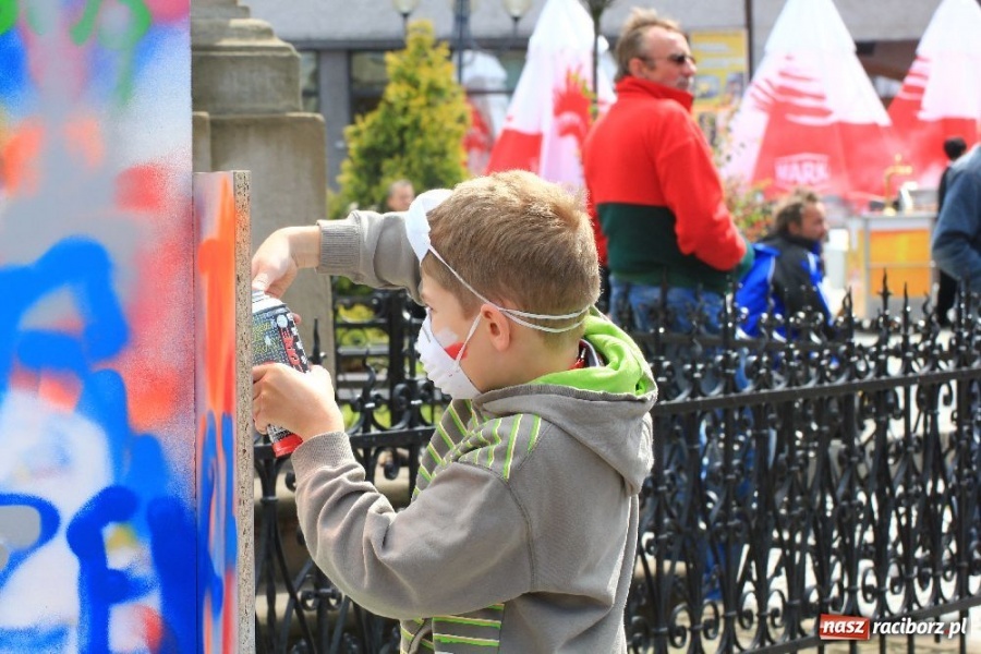 Zdjęcie w galerii na portalu naszraciborz.pl: Happening i żywe piłkarzyki na rynku wiadomości z regionu