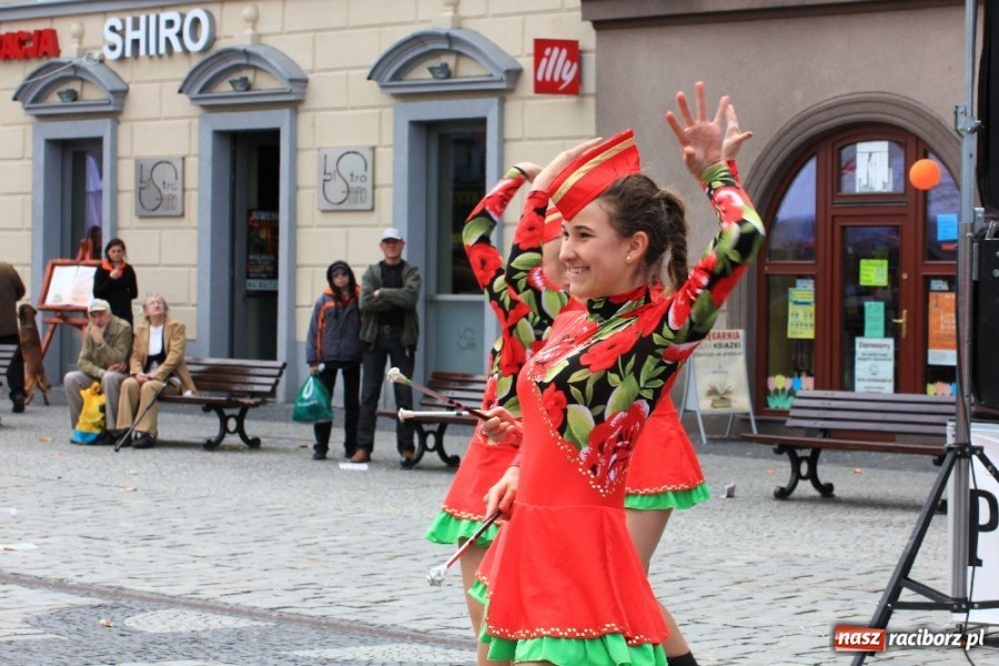Zdjęcie w galerii na portalu naszraciborz.pl: Happening i żywe piłkarzyki na rynku wiadomości z regionu