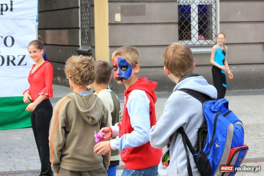 Zdjęcie w galerii na portalu naszraciborz.pl: Happening i żywe piłkarzyki na rynku wiadomości z regionu