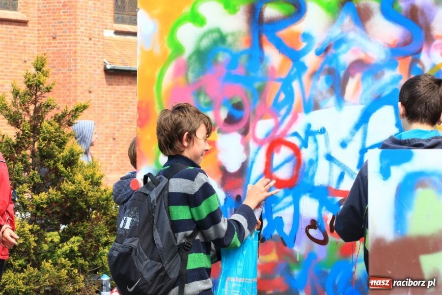 Zdjęcie w galerii na portalu naszraciborz.pl: Happening i żywe piłkarzyki na rynku wiadomości z regionu