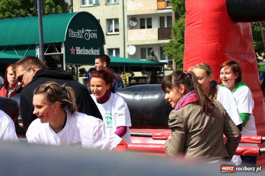 Zdjęcie w galerii na portalu naszraciborz.pl: Happening i żywe piłkarzyki na rynku wiadomości z regionu