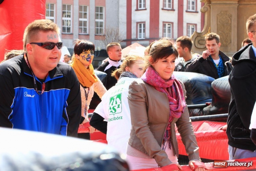 Zdjęcie w galerii na portalu naszraciborz.pl: Happening i żywe piłkarzyki na rynku wiadomości z regionu