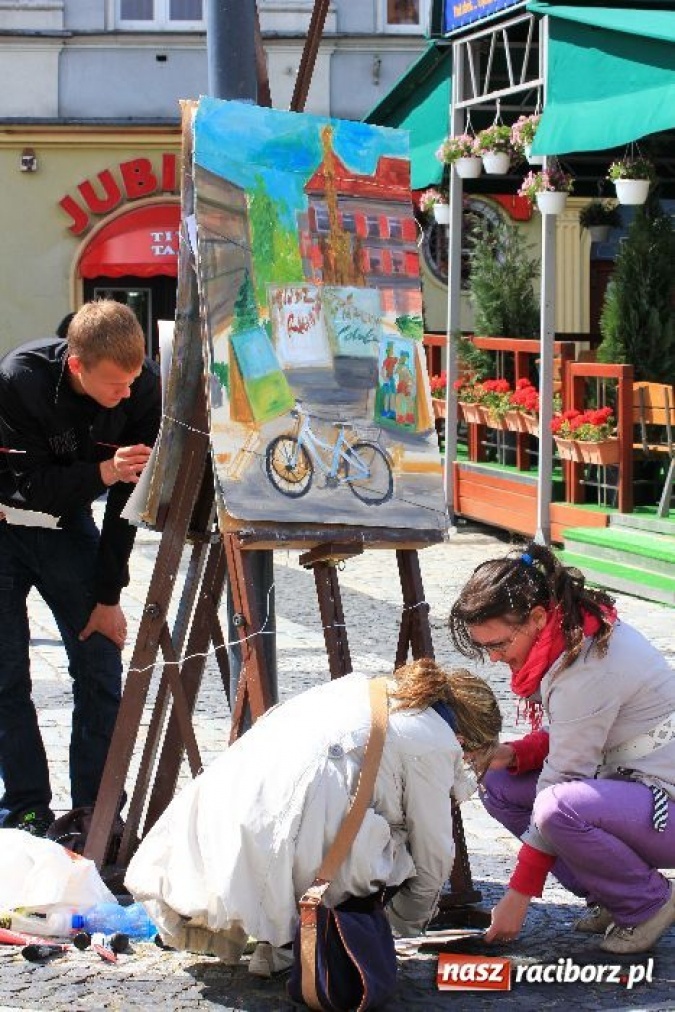 Zdjęcie w galerii na portalu naszraciborz.pl: Happening i żywe piłkarzyki na rynku wiadomości z regionu