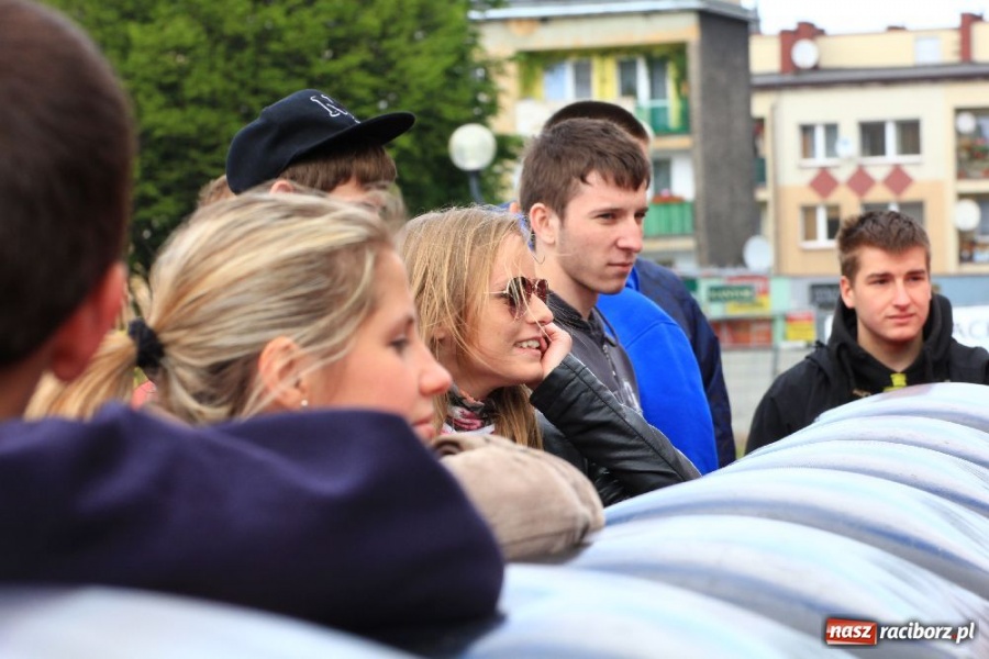 Zdjęcie w galerii na portalu naszraciborz.pl: Happening i żywe piłkarzyki na rynku wiadomości z regionu