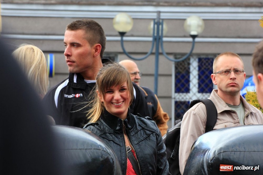 Zdjęcie w galerii na portalu naszraciborz.pl: Happening i żywe piłkarzyki na rynku wiadomości z regionu