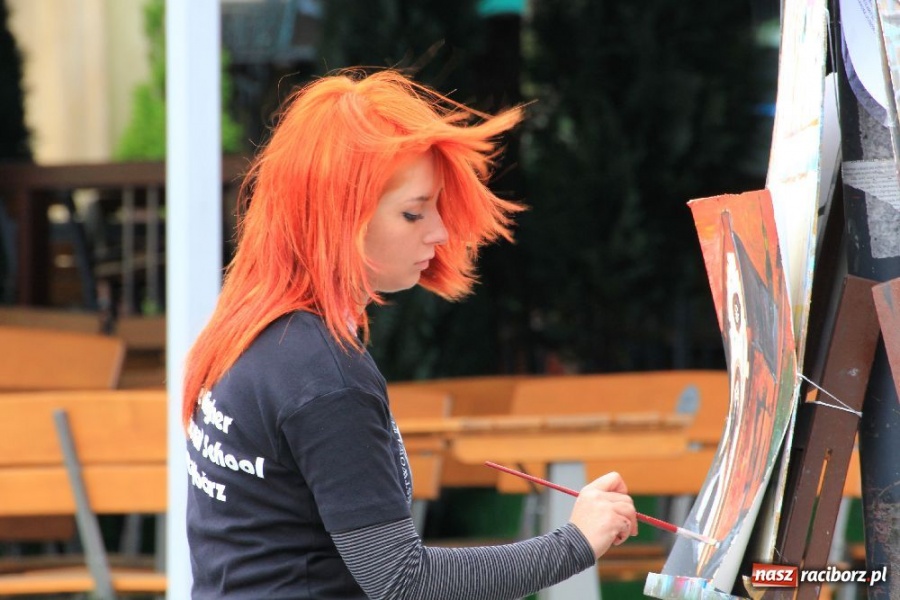 Zdjęcie w galerii na portalu naszraciborz.pl: Happening i żywe piłkarzyki na rynku wiadomości z regionu