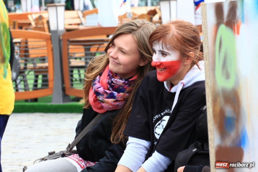 Zdjęcie w galerii na portalu naszraciborz.pl: Happening i żywe piłkarzyki na rynku wiadomości z regionu