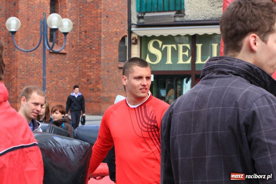 Zdjęcie w galerii na portalu naszraciborz.pl: Happening i żywe piłkarzyki na rynku wiadomości z regionu