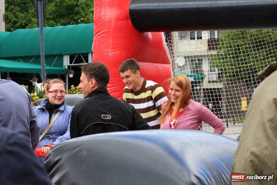 Zdjęcie w galerii na portalu naszraciborz.pl: Happening i żywe piłkarzyki na rynku wiadomości z regionu