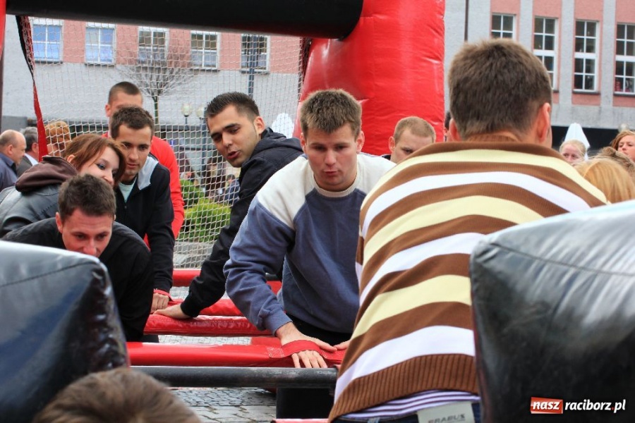 Zdjęcie w galerii na portalu naszraciborz.pl: Happening i żywe piłkarzyki na rynku wiadomości z regionu