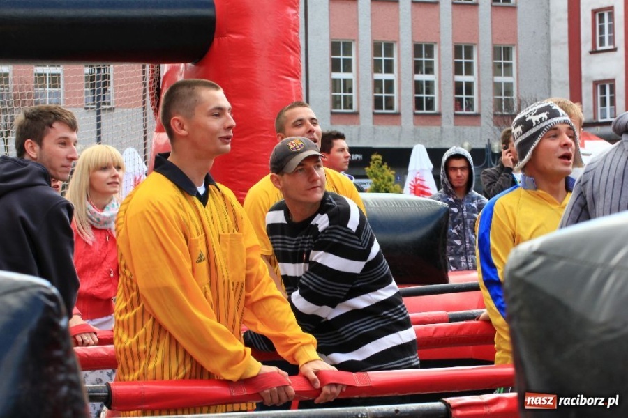 Zdjęcie w galerii na portalu naszraciborz.pl: Happening i żywe piłkarzyki na rynku wiadomości z regionu