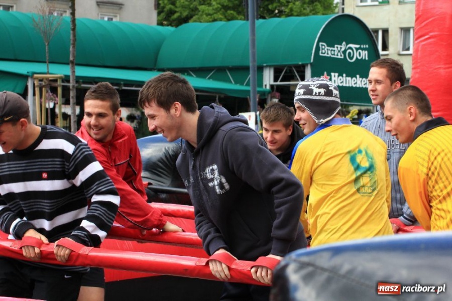 Zdjęcie w galerii na portalu naszraciborz.pl: Happening i żywe piłkarzyki na rynku wiadomości z regionu