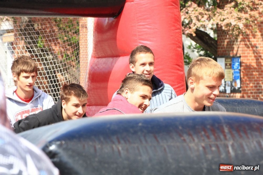 Zdjęcie w galerii na portalu naszraciborz.pl: Happening i żywe piłkarzyki na rynku wiadomości z regionu