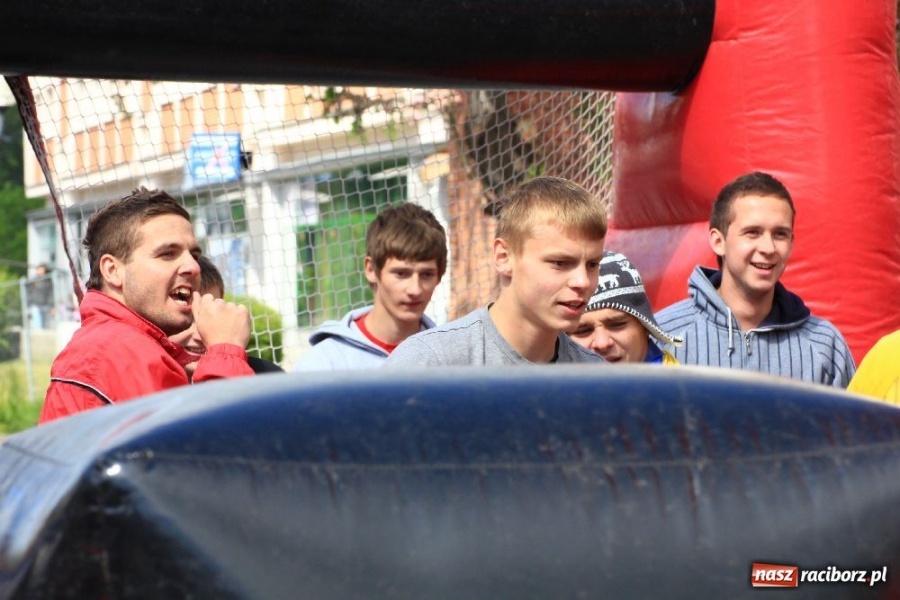 Zdjęcie w galerii na portalu naszraciborz.pl: Happening i żywe piłkarzyki na rynku wiadomości z regionu