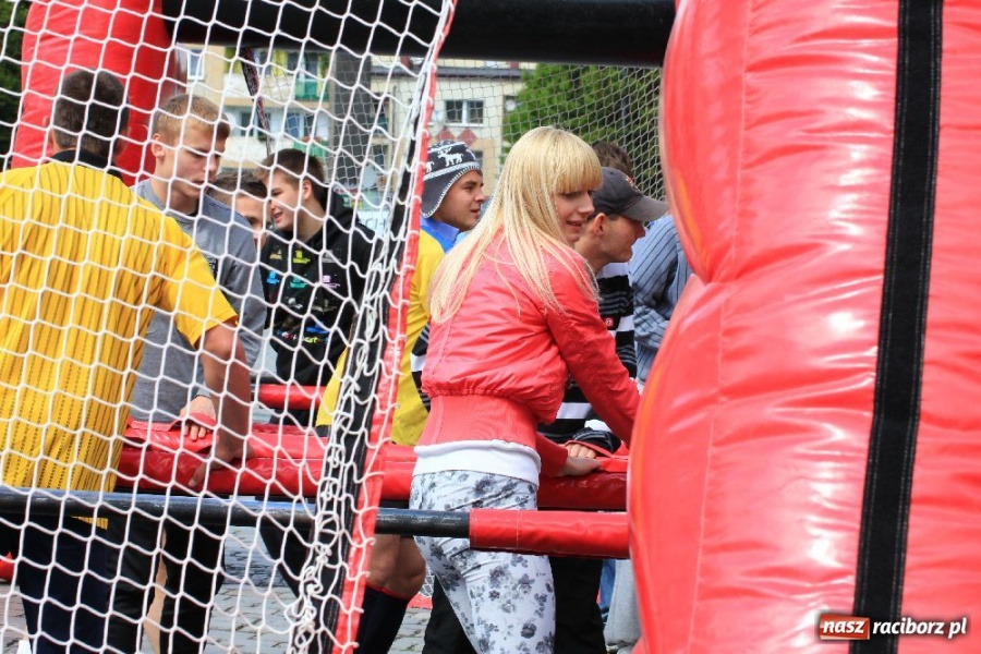 Zdjęcie w galerii na portalu naszraciborz.pl: Happening i żywe piłkarzyki na rynku wiadomości z regionu