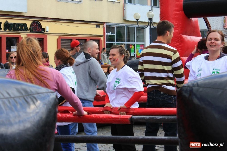 Zdjęcie w galerii na portalu naszraciborz.pl: Happening i żywe piłkarzyki na rynku wiadomości z regionu