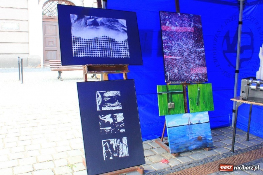 Zdjęcie w galerii na portalu naszraciborz.pl: Happening i żywe piłkarzyki na rynku wiadomości z regionu