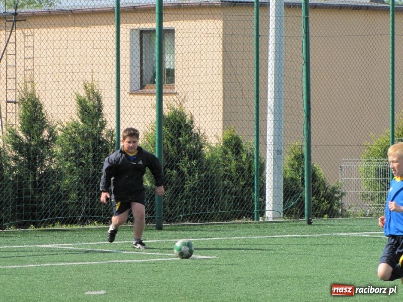 Zdjęcie w galerii na portalu naszraciborz.pl: Z podwórka na stadion o puchar Tymbarku wiadomości z regionu
