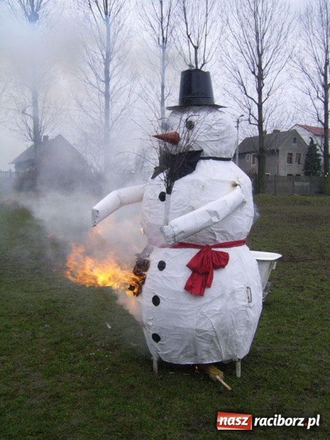 Zdjęcie w galerii na portalu naszraciborz.pl: Palenie bałwana w Studziennej wiadomości z regionu
