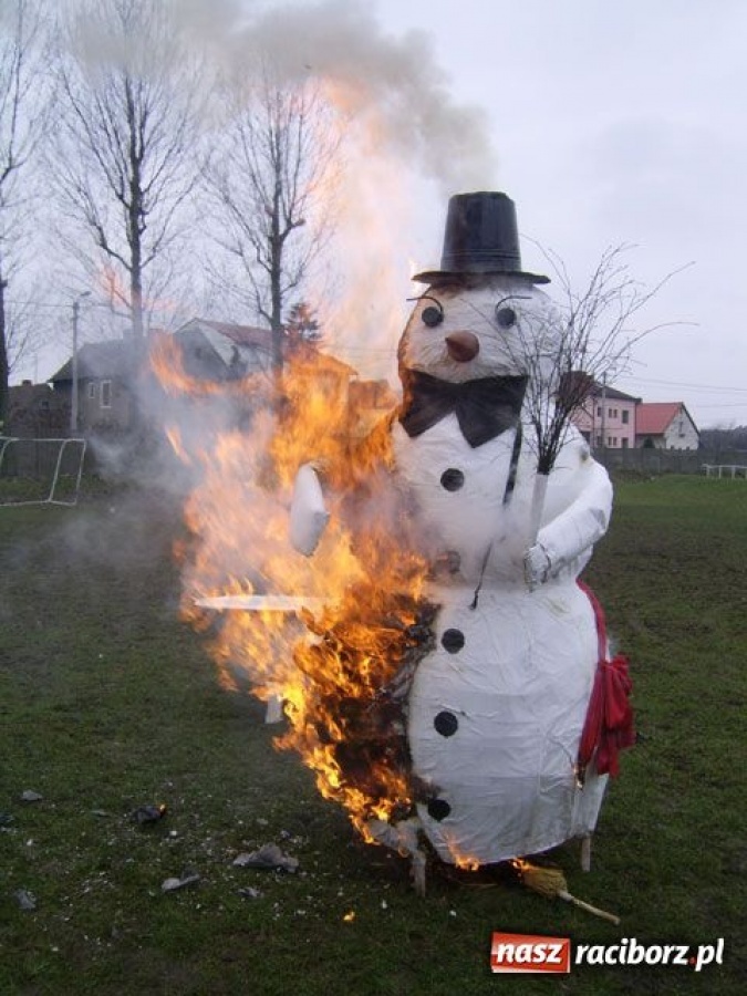 Zdjęcie w galerii na portalu naszraciborz.pl: Palenie bałwana w Studziennej wiadomości z regionu