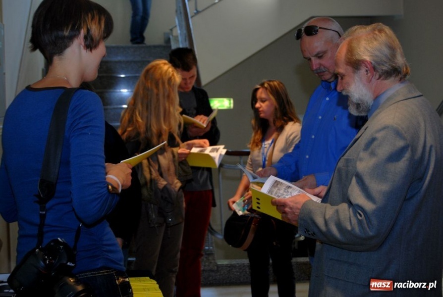 Zdjęcie w galerii na portalu naszraciborz.pl: Finisaż wystawy ... w czasie wiadomości z regionu