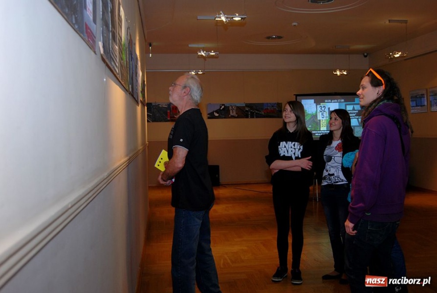 Zdjęcie w galerii na portalu naszraciborz.pl: Finisaż wystawy ... w czasie wiadomości z regionu