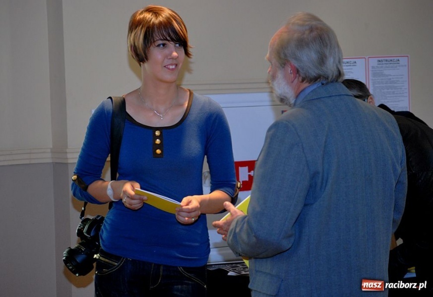 Zdjęcie w galerii na portalu naszraciborz.pl: Finisaż wystawy ... w czasie wiadomości z regionu