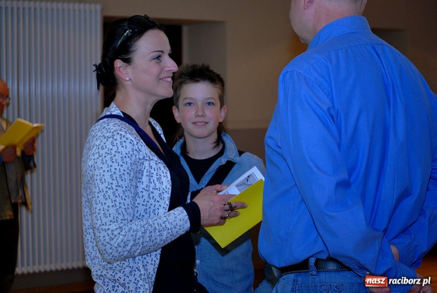 Zdjęcie w galerii na portalu naszraciborz.pl: Finisaż wystawy ... w czasie wiadomości z regionu