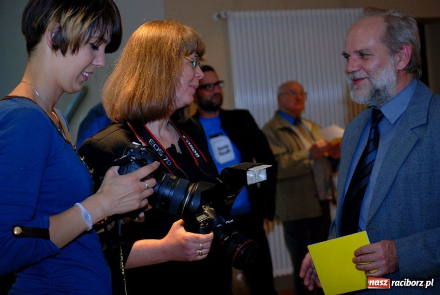 Zdjęcie w galerii na portalu naszraciborz.pl: Finisaż wystawy ... w czasie wiadomości z regionu