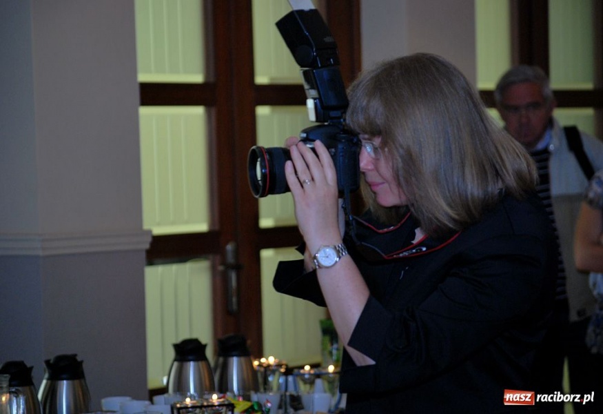 Zdjęcie w galerii na portalu naszraciborz.pl: Finisaż wystawy ... w czasie wiadomości z regionu