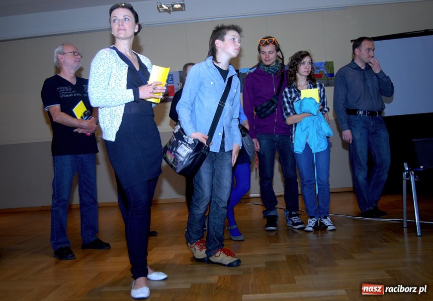 Zdjęcie w galerii na portalu naszraciborz.pl: Finisaż wystawy ... w czasie wiadomości z regionu