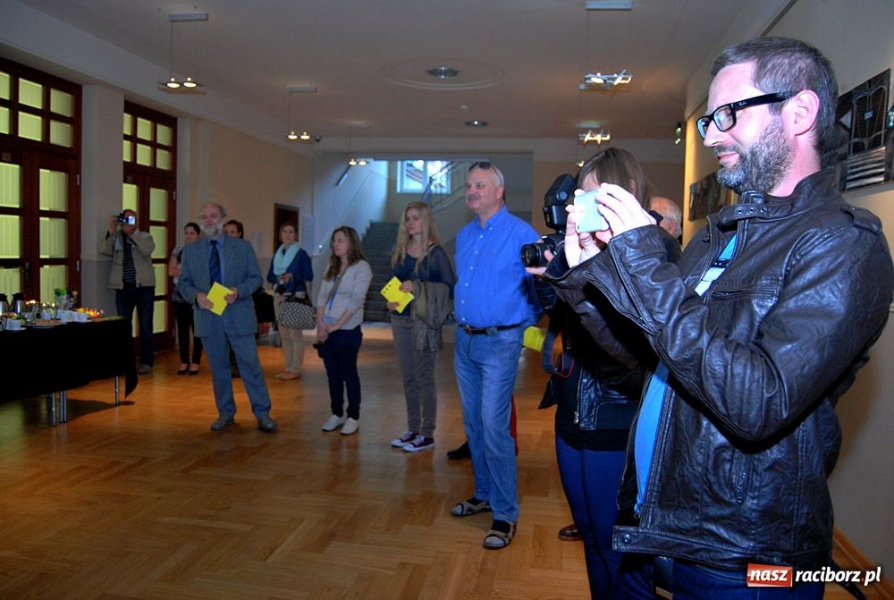Zdjęcie w galerii na portalu naszraciborz.pl: Finisaż wystawy ... w czasie wiadomości z regionu