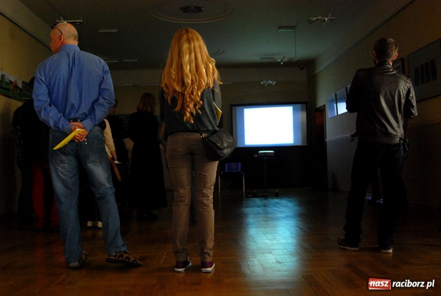 Zdjęcie w galerii na portalu naszraciborz.pl: Finisaż wystawy ... w czasie wiadomości z regionu