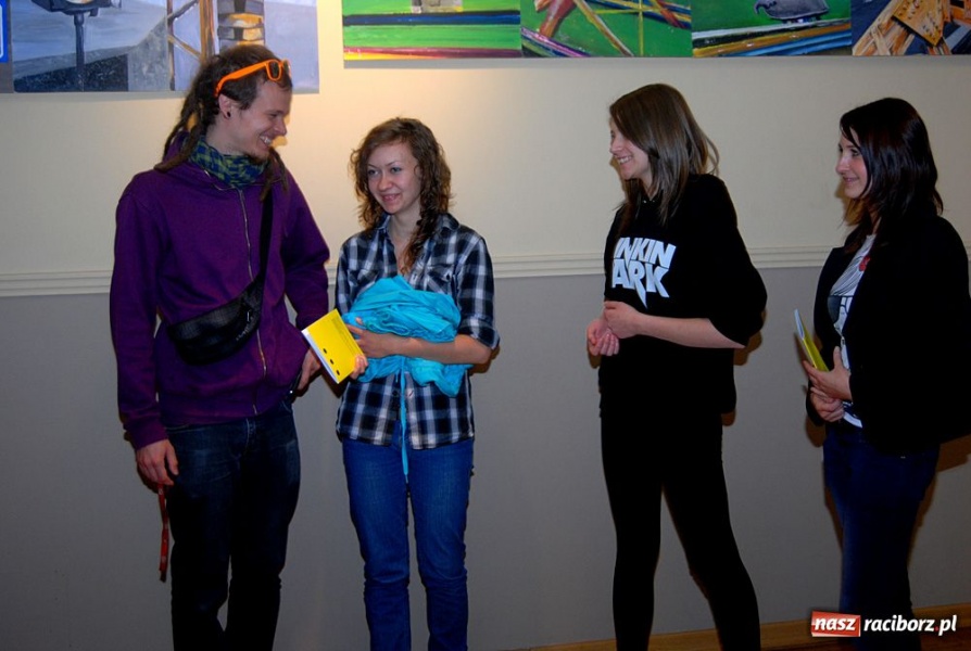 Zdjęcie w galerii na portalu naszraciborz.pl: Finisaż wystawy ... w czasie wiadomości z regionu