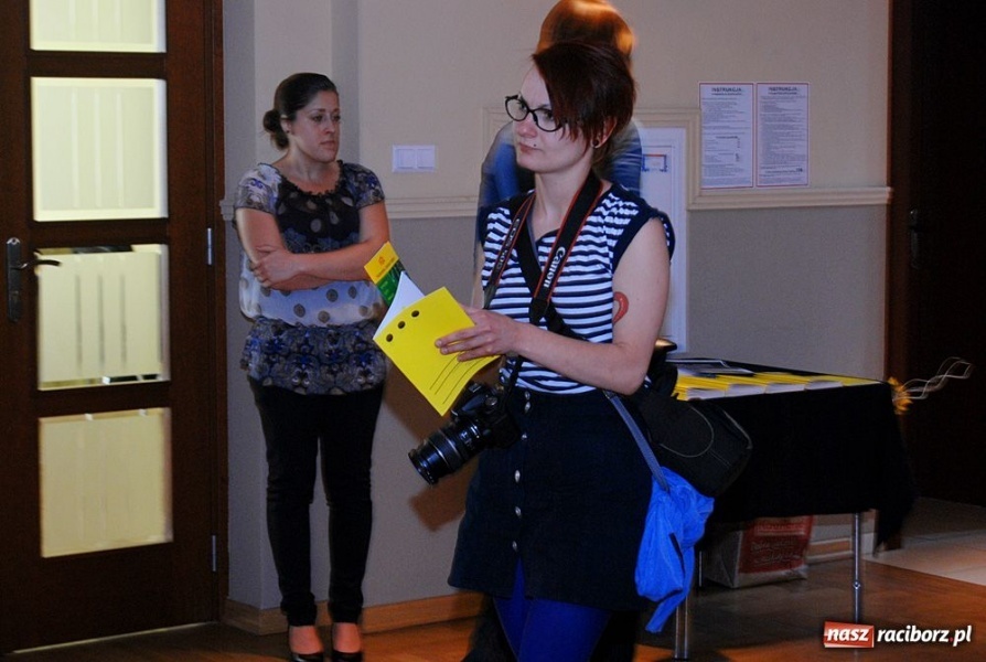 Zdjęcie w galerii na portalu naszraciborz.pl: Finisaż wystawy ... w czasie wiadomości z regionu