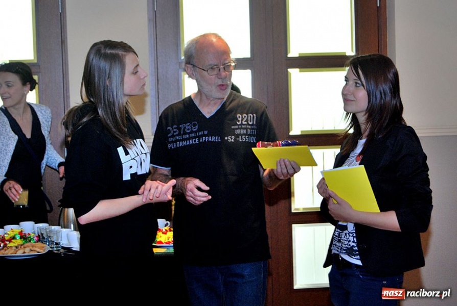 Zdjęcie w galerii na portalu naszraciborz.pl: Finisaż wystawy ... w czasie wiadomości z regionu