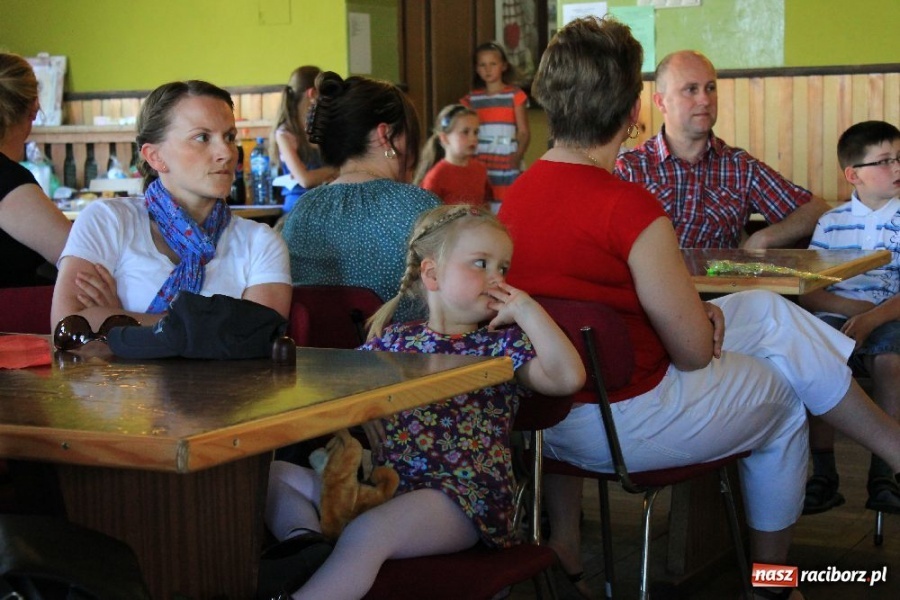 Zdjęcie w galerii na portalu naszraciborz.pl: Występy z okazji Dnia Matki w Borucinie wiadomości z regionu