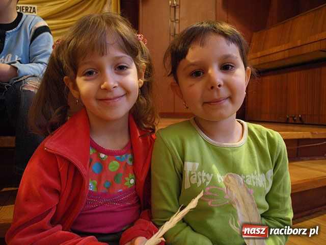 Zdjęcie w galerii na portalu naszraciborz.pl: Szkubanie pierza i plotki wiadomości z regionu