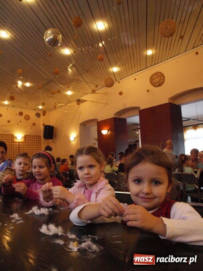 Zdjęcie w galerii na portalu naszraciborz.pl: Szkubanie pierza i plotki wiadomości z regionu