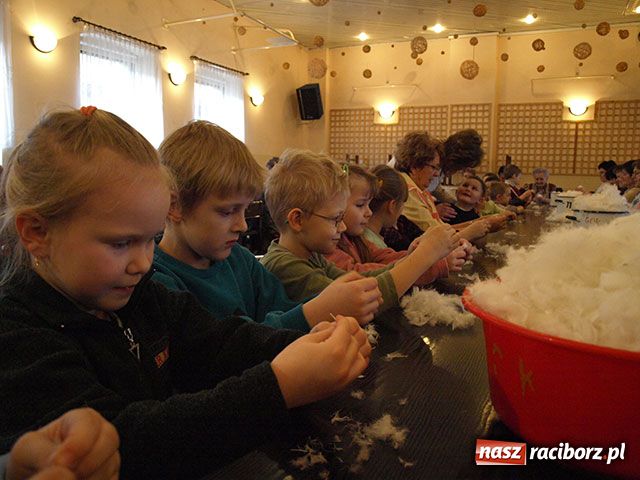 Zdjęcie w galerii na portalu naszraciborz.pl: Szkubanie pierza i plotki wiadomości z regionu