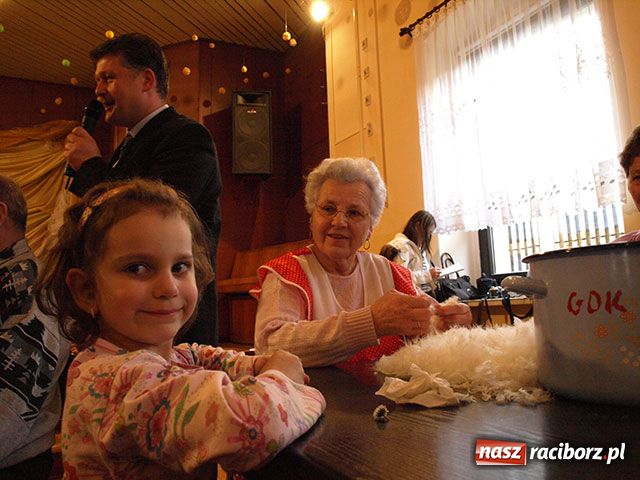 Zdjęcie w galerii na portalu naszraciborz.pl: Szkubanie pierza i plotki wiadomości z regionu