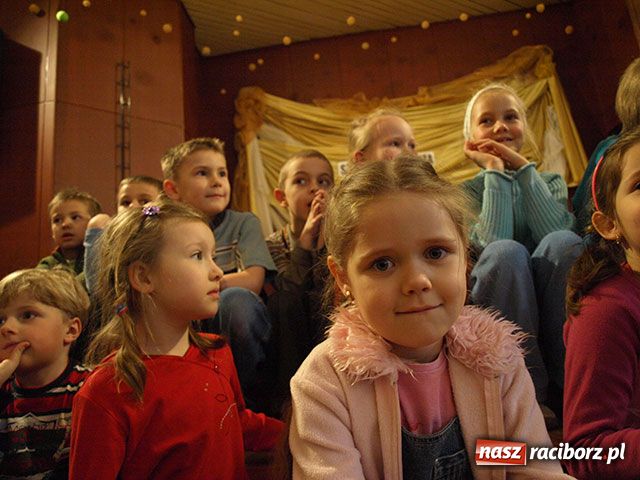 Zdjęcie w galerii na portalu naszraciborz.pl: Szkubanie pierza i plotki wiadomości z regionu