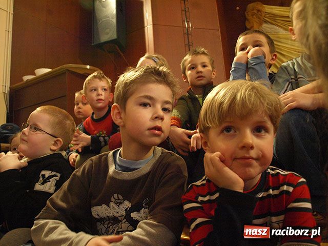 Zdjęcie w galerii na portalu naszraciborz.pl: Szkubanie pierza i plotki wiadomości z regionu