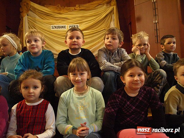 Zdjęcie w galerii na portalu naszraciborz.pl: Szkubanie pierza i plotki wiadomości z regionu