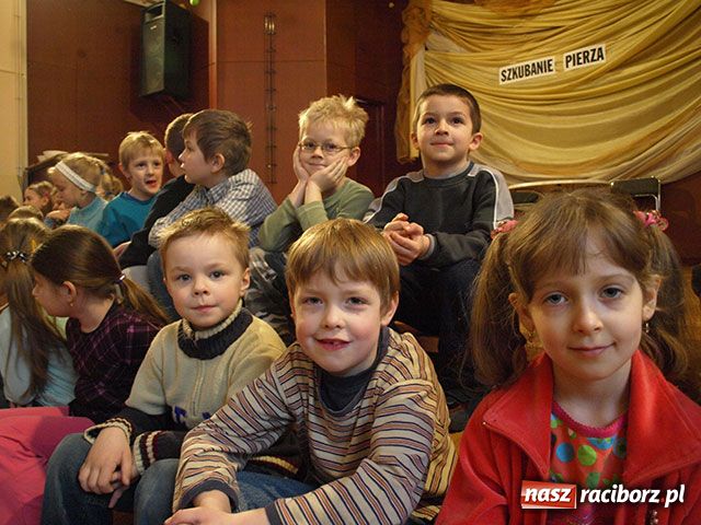 Zdjęcie w galerii na portalu naszraciborz.pl: Szkubanie pierza i plotki wiadomości z regionu