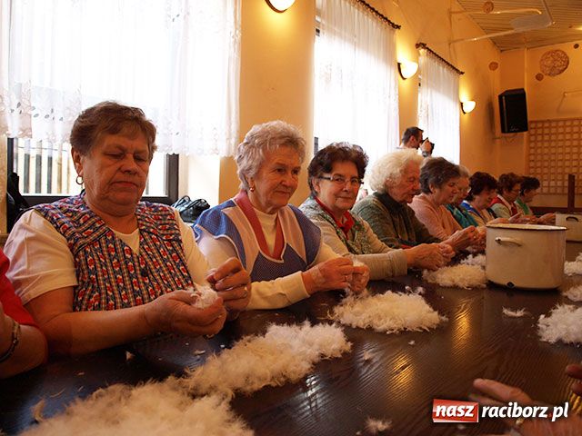 Zdjęcie w galerii na portalu naszraciborz.pl: Szkubanie pierza i plotki wiadomości z regionu